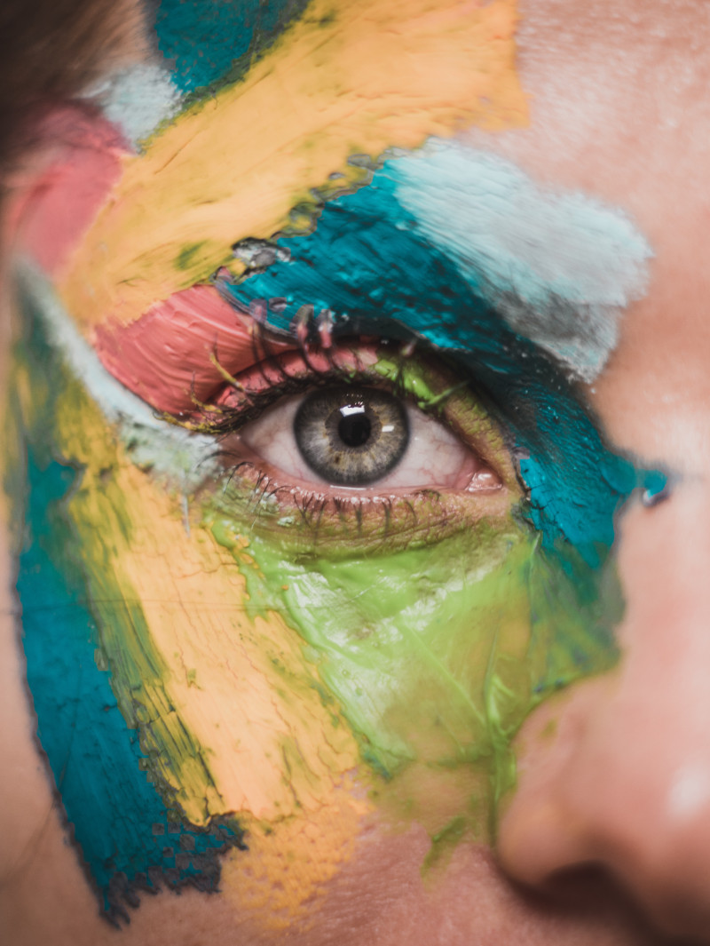daniel-apodaca-uriAVs6oi3Y-unsplash image of an eye with coloured paint daubs